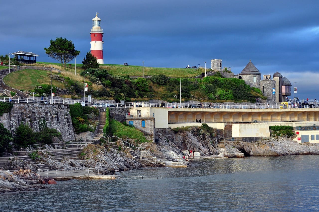 Plymouth, no sudoeste da Inglaterra, tem origem medieval e seu nome vem do rio Plym, associado ao termo antigo para “ameixeira”. A cidade cresceu como porto estratégico, sendo ponto de partida dos Peregrinos rumo à América em 1620. Hoje é um centro urbano importante, com forte ligação à Marinha Real e ao comércio marítimo. 