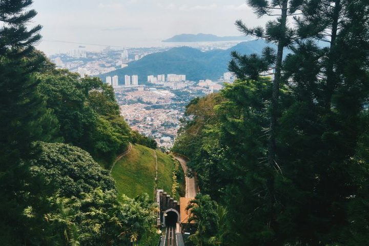A cidade também abriga museus, cafés modernos, livrarias independentes e hotéis instalados em antigas construções coloniais restauradas. Nas proximidades do centro urbano fica a colina de Penang, uma das atrações naturais mais visitadas da região.