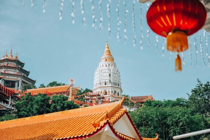Ao longo dos séculos, comerciantes chineses, indianos, árabes, armênios e europeus estabeleceram comunidades em George Town, criando uma sociedade multicultural rara até mesmo para os padrões asiáticos. Essa diversidade aparece de forma evidente nas ruas estreitas do centro histórico, onde templos chineses convivem com mesquitas, igrejas cristãs e templos hindus separados por poucos metros.