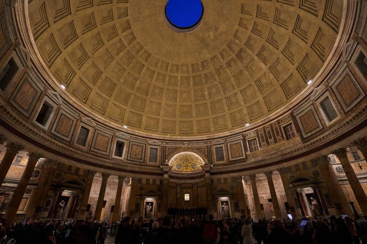 Ao atravessar as portas de bronze, o visitante encontra uma das maiores realizações da engenharia romana: a gigantesca cúpula hemisférica de concreto, considerada a maior do mundo sem armadura metálica até hoje. Ela possui aproximadamente 43 metros de diâmetro e a mesma medida em altura até o chão, formando uma esfera perfeita imaginária dentro do edifício.