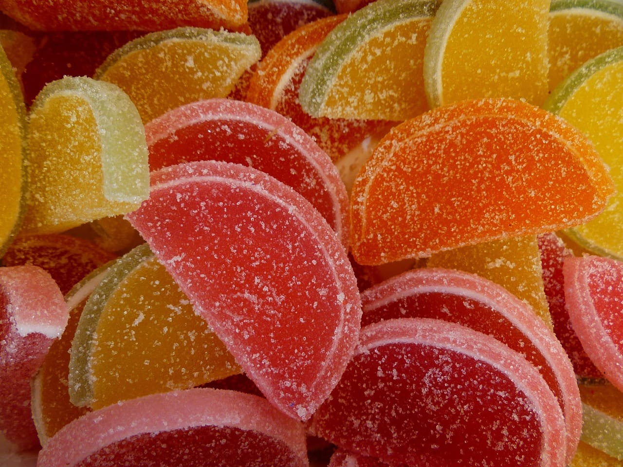 Essa convivência garante que o doce esteja presente tanto em confeitarias quanto em supermercados. O resultado é um produto versátil que une tradição e praticidade, mantendo viva sua identidade histórica.