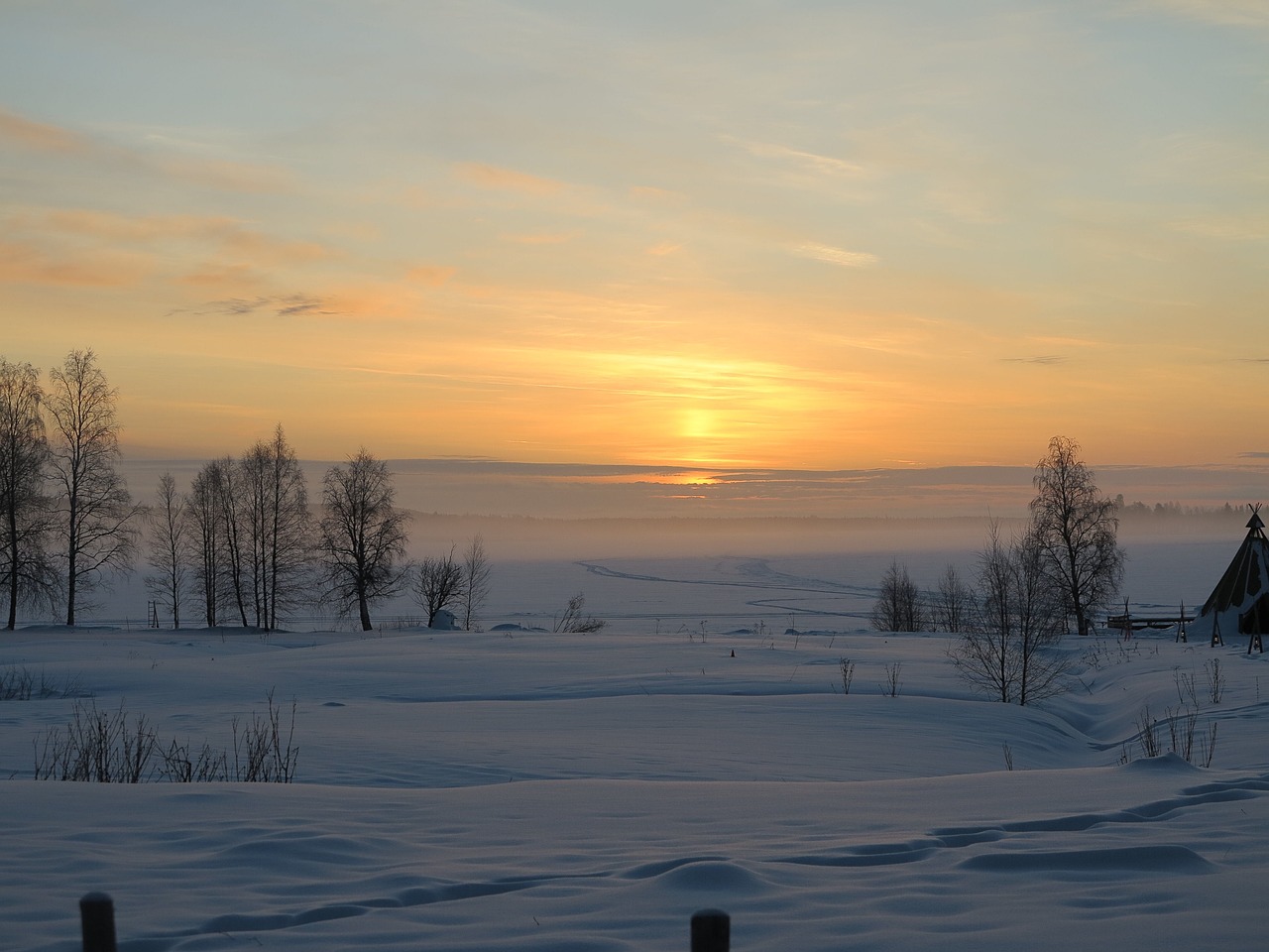 Rovaniemi, capital da Lapônia finlandesa, é conhecida como a “cidade do Papai Noel” e também experimenta o sol da meia-noite, aproveitando o fenômeno para intensificar o turismo. Atividades ao ar livre e passeios noturnos iluminados reforçam a identidade cultural da Lapônia. Autoridades locais investem em infraestrutura para receber visitantes durante o período de luz contínua.