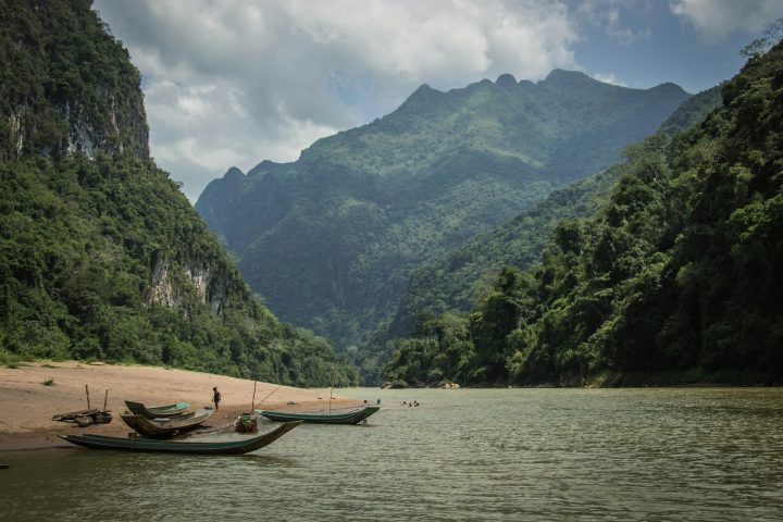 Com uma população estimada de 6,7 milhões de habitantes, o Laos é um dos países mais misteriosos e menos explorados do Sudeste Asiático. Sem saída para o mar, o território faz fronteira com Tailândia, Vietnã, China, Camboja e Myanmar, além de apresentar vastas áreas montanhosas cobertas por florestas densas e rios caudalosos. 