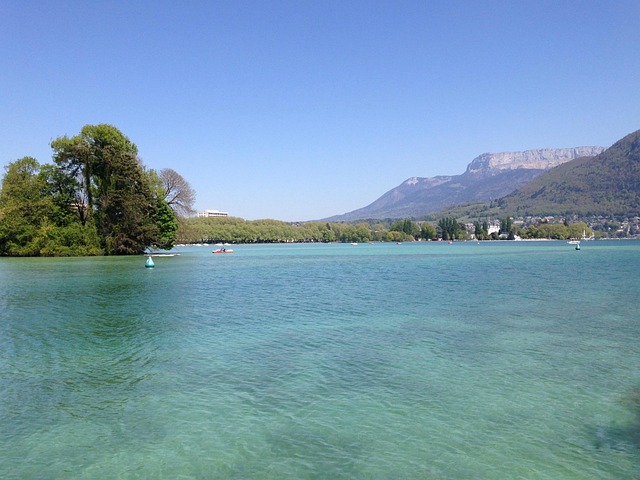 Localizado na Alta Saboia, o Lago de Annecy é cercado por cadeias montanhosas que moldam sua paisagem única e garantem vistas espetaculares em qualquer ponto. Com cerca de 27 quilômetros quadrados de extensão, suas águas são alimentadas por rios e nascentes que mantêm o equilíbrio ecológico e a transparência que o tornaram famoso. A proximidade com cidades como Genebra e Chamonix facilita o acesso, transformando-o em destino estratégico para turistas que buscam natureza e cultura em um só lugar.