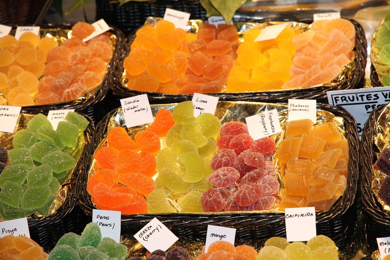 A fruta cristalizada é produzida em etapas que incluem cozimento em calda, cristalização e secagem cuidadosa. O processo artesanal valoriza cor, textura e sabor, enquanto a indústria padroniza formatos e embalagens para maior escala. 