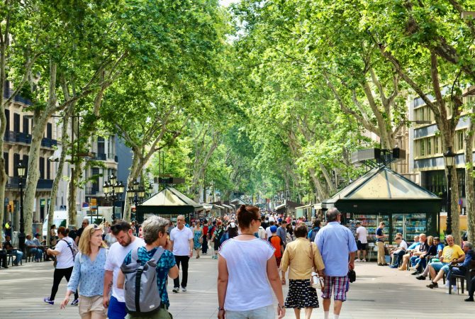 Avenida de Barcelona atrai milhões de visitantes e se tornou símbolo cultural da cidade; conheça La Rambla