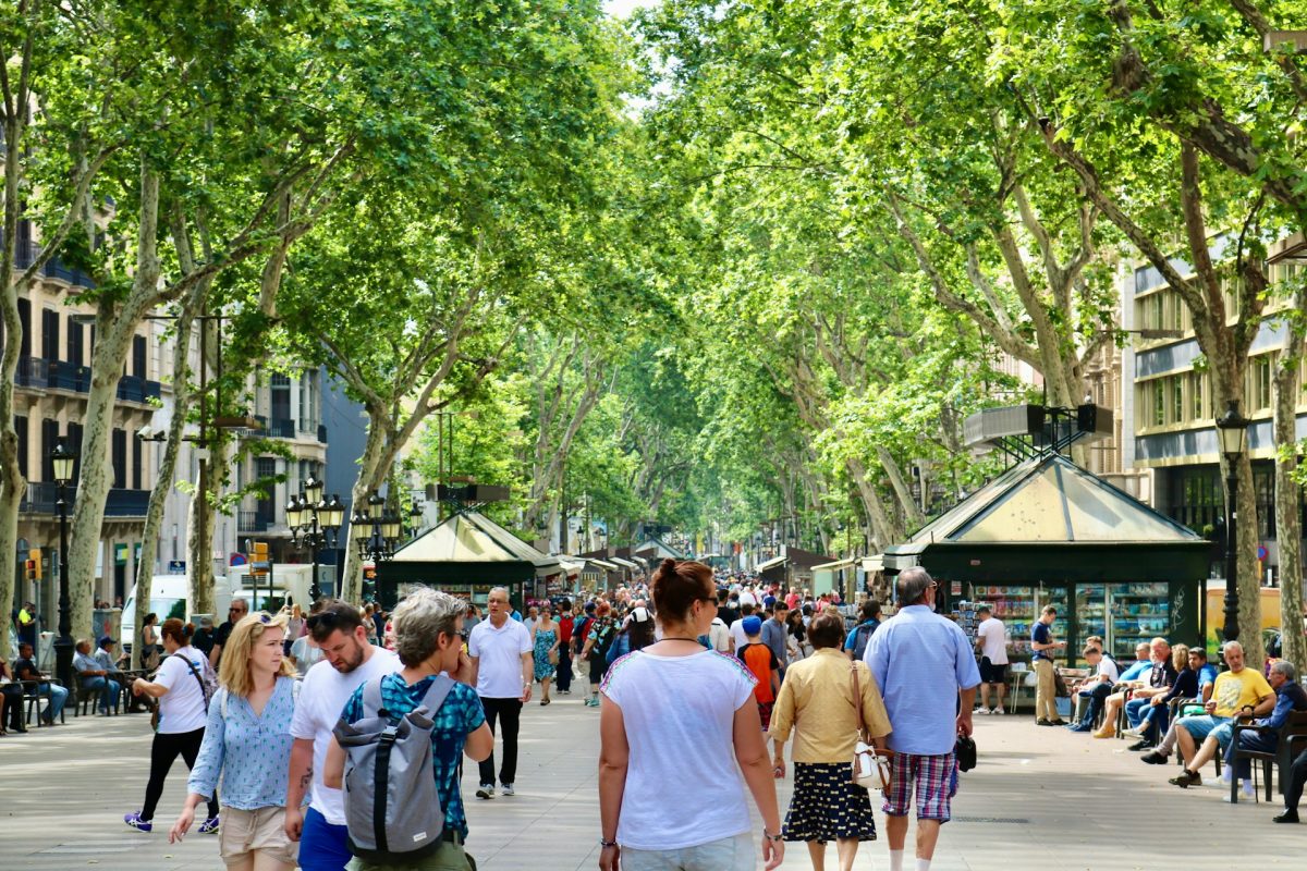 Uma iniciativa inovadora da Universidade de Barcelona, renomada instituição pública espanhola de ensino e pesquisa, mobilizou centenas de moradores para compreender como o calor afeta a população no nível das ruas, onde as pessoas caminham, aguardam o transporte público e realizam atividades do dia a dia. Durante o verão de 2024, ao todo 481 voluntários participaram de 52 caminhadas térmicas em trajetos percorridos normalmente por pedestres. Equipados com sensores, os participantes registraram a -  (crédito: Jorge Fernández Salas/Unsplash)
