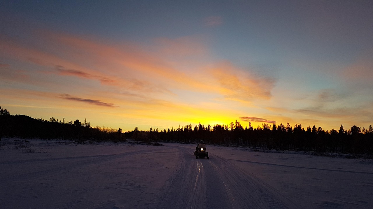 Kiruna, no norte da Suécia, vive semanas de sol contínuo durante o verão e organiza festivais culturais aproveitando a luz permanente. O fenômeno é símbolo da Lapônia sueca e atrai milhares de turistas todos os anos. A cidade também é referência em mineração e adapta suas operações ao período de luminosidade constante.