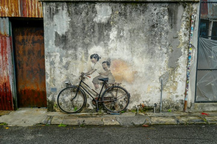 George Town também ganhou fama internacional pela arte urbana espalhada pelas ruas do centro histórico. Murais decorados em paredes antigas transformaram bairros inteiros em galerias a céu aberto. O artista lituano Ernest Zacharevic ajudou a popularizar esse fenômeno com obras interativas que misturam desenhos e objetos reais.