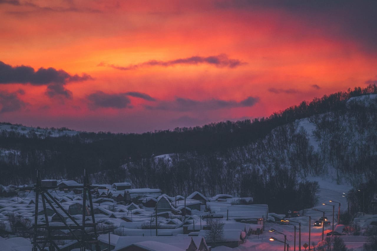 Murmansk, na Rússia, é a maior cidade acima do Círculo Polar Ártico e vive semanas de sol contínuo, influenciando hábitos sociais e culturais da população. O fenômeno atrai visitantes interessados em vivenciar o contraste extremo com o inverno polar rigoroso. Pesquisadores analisam como a exposição prolongada à luz afeta a saúde mental e o desempenho escolar.