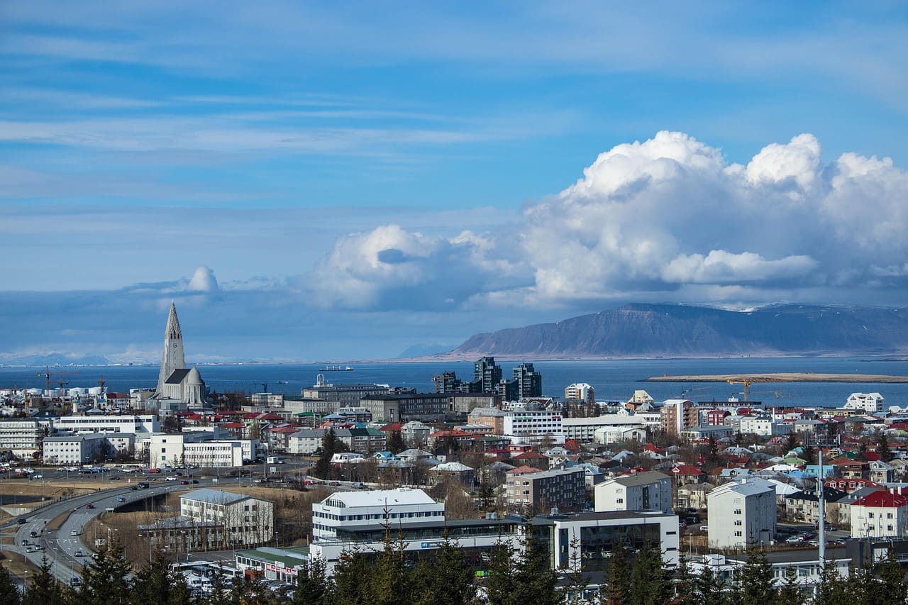 Reykjavik, a capital da Islândia, vivencia dias sem noite durante o verão, com o sol visível até a meia-noite e além, proporcionando paisagens deslumbrantes sob luz contínua. A população aproveita para realizar eventos ao ar livre, explorar trilhas e celebrar a cultura islandesa em festivais que se estendem madrugada adentro, fortalecendo o vínculo entre natureza e sociedade. O turismo cresce com visitantes em busca dessa vivência única, tornando Reykjavik um dos destinos mais procurados para qu