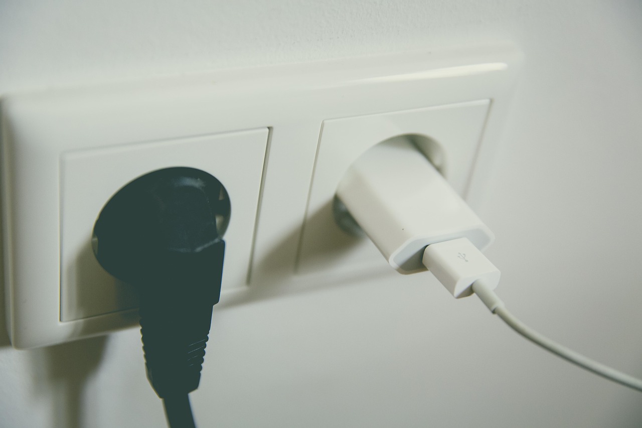 No fim, especialistas reforçam que não existe uma regra única para todos os equipamentos eletrônicos e eletrodomésticos. Cada equipamento possui características próprias de funcionamento, consumo de energia e nível de segurança. Por isso, hábitos simples de prevenção podem fazer diferença tanto na segurança da casa quanto na economia de energia ao longo do mês.