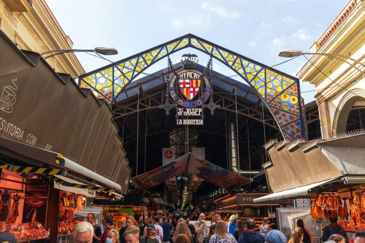 Com o crescimento urbano de Barcelona, o antigo canal deu lugar a uma ampla avenida arborizada que passou a concentrar atividades comerciais e culturais. A Rambla possui diferentes trechos, cada um com características próprias. Entre eles estão a Rambla de Canaletes, famosa pela fonte ligada às comemorações esportivas da cidade, e a Rambla de Sant Josep, conhecida pelo tradicional mercado Mercado de La Boqueria, um dos mais antigos e populares da Espanha.