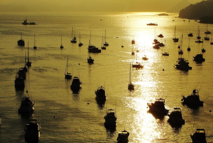 A enseada também oferece vista privilegiada para embarcações que cruzam a Baía de Guanabara e para o movimento dos veleiros do tradicional Botafogo de Futebol e Regatas, clube que nasceu na região e ajudou a popularizar o nome do bairro no Brasil e no exterior.