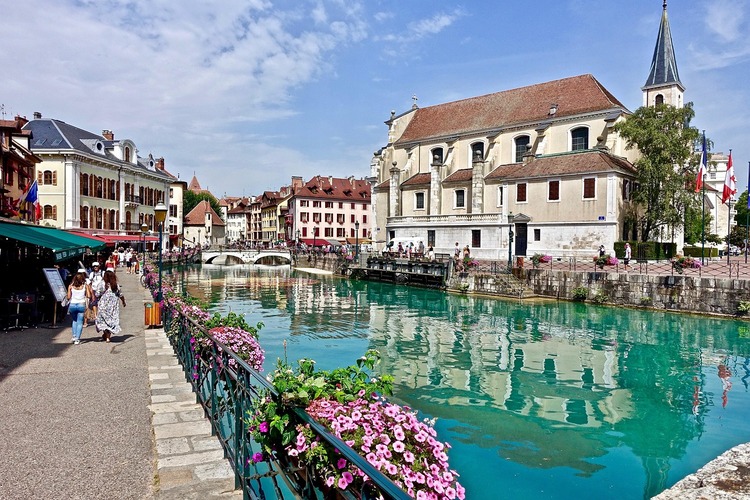 O Lago de Annecy é reconhecido por sua pureza, resultado de políticas ambientais implementadas desde os anos 1960. A despoluição foi um marco que transformou o lago em referência mundial de preservação. O cuidado garante, além da beleza das águas, a segurança para atividades recreativas. Além disso, monitoramentos regulares asseguram que os índices de poluição sigam entre os mais baixos da Europa.
