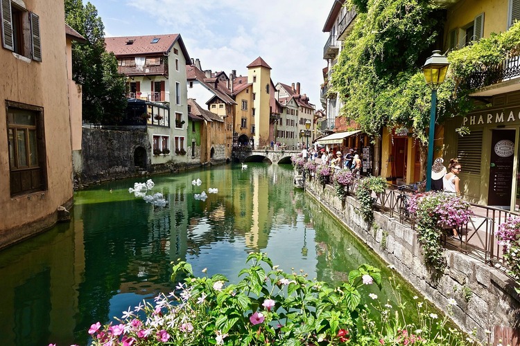 Annecy, conhecida como a “Veneza dos Alpes”, encanta com seus canais e arquitetura medieval. Museus e festivais reforçam a identidade cultural da cidade, tornando a visita ao lago ainda mais completa. O turismo cultural se soma ao natural, criando uma experiência multifacetada e que, somada à programação anual que incluem exposições de arte e concertos, ampliam o alcance cultural da região.
