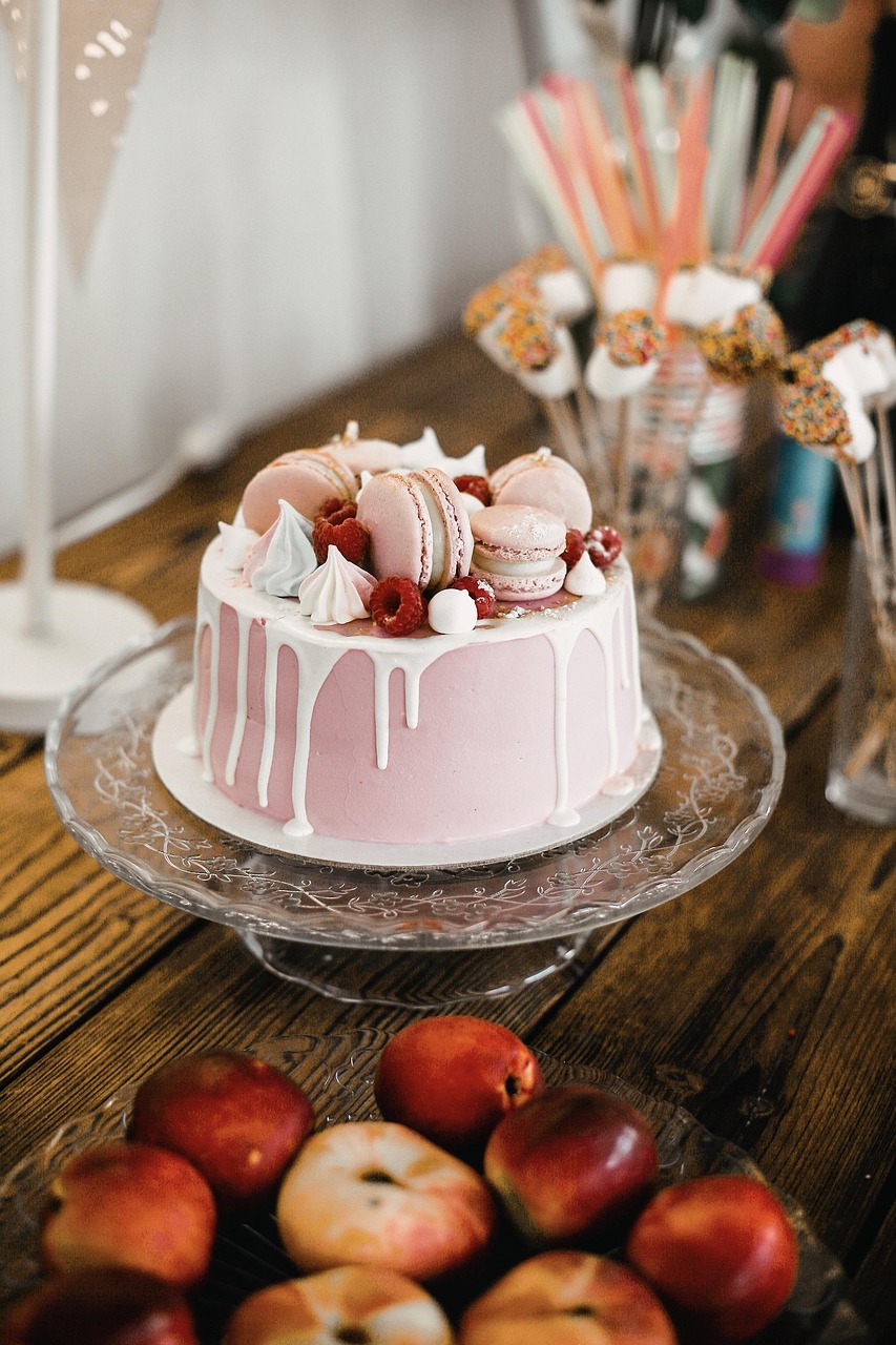 Além de consumido puro, o marshmallow é usado em bolos, tortas, chocolates e sobremesas geladas. Também aparece em bebidas quentes como o famoso chocolate com marshmallow. Sua versatilidade o torna ingrediente querido em receitas criativas e até mesmo em confeitaria gourmet. Em alguns países, é usado em coberturas de doces tradicionais e até em pratos festivos, mostrando sua adaptação cultural.
