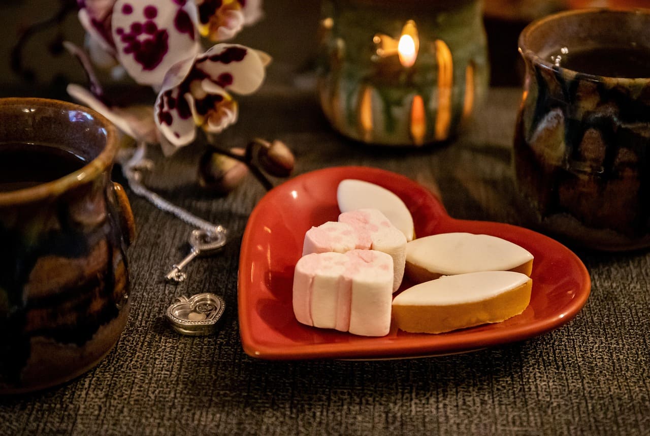  Hoje, sua origem natural é lembrada como curiosidade histórica e mostra como tradição e ciência se cruzam, revelando que o doce tem raízes muito mais profundas do que apenas a confeitaria.
