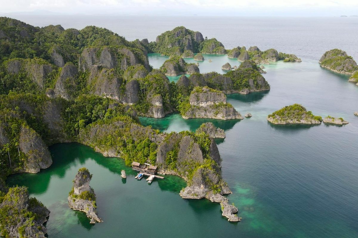 Mesmo diante da modernização crescente em outras partes do Sudeste Asiático, Raja Ampat permanece como um símbolo de natureza preservada e equilíbrio ambiental. O arquipélago representa não apenas um paraíso turístico, mas também um dos mais importantes santuários marinhos do planeta.