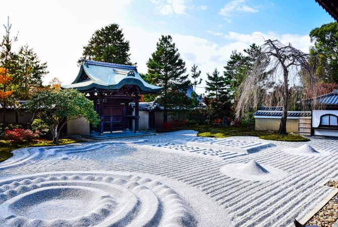 Jardins zen japoneses são espaços de reflexão, silêncio e beleza minimalista; veja como como montar um