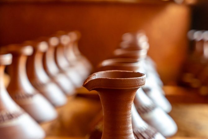 Conheça o método indiano de 3 mil anos que usa argila para resfriar ambientes sem ar-condicionado