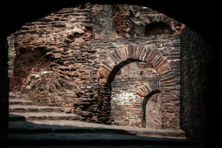 As construções revelam elementos típicos da arte rajput, com corredores estreitos, pavilhões ornamentados, escadarias de pedra e templos dedicados a divindades hindus como Shiva e Hanuman. O antigo mercado principal ainda preserva fileiras de lojas de pedra que ajudam pesquisadores a compreender a dinâmica comercial da cidade séculos atrás.