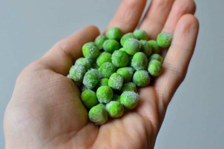 Outro fator que explica a popularidade das ervilhas em muitas cozinhas está no custo reduzido. As versões congeladas costumam apresentar preços baixos e praticamente não geram desperdício, já que permitem o preparo apenas da quantidade necessária. Além disso, o congelamento rápido ajuda a preservar nutrientes por longos períodos, mantendo valor nutricional semelhante ao das versões frescas. 