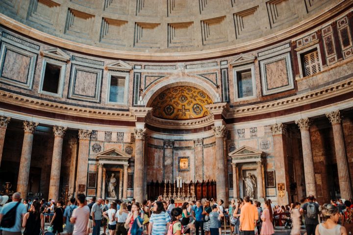 Mesmo assim, o Panteão conservou grande parte de sua estrutura original, algo raro entre construções da Roma Antiga. Hoje, o edifício permanece como igreja ativa e também como um dos principais símbolos históricos da cidade de Roma. Milhões de turistas visitam o monumento todos os anos para observar sua arquitetura monumental, sua atmosfera silenciosa e o extraordinário domínio técnico alcançado pelos engenheiros romanos.