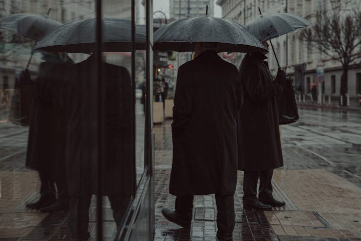 Ao longo do tempo, o objeto chegou à Europa, onde inicialmente manteve seu caráter elitista, sendo utilizado sobretudo por mulheres da aristocracia como acessório de proteção solar. A popularização do guarda-chuva como item funcional ocorreu entre os séculos 17 e 18, especialmente na Inglaterra, onde passou a ser adotado também por homens. A resistência inicial ao seu uso masculino foi superada à medida que o objeto demonstrou utilidade prática diante do clima instável.