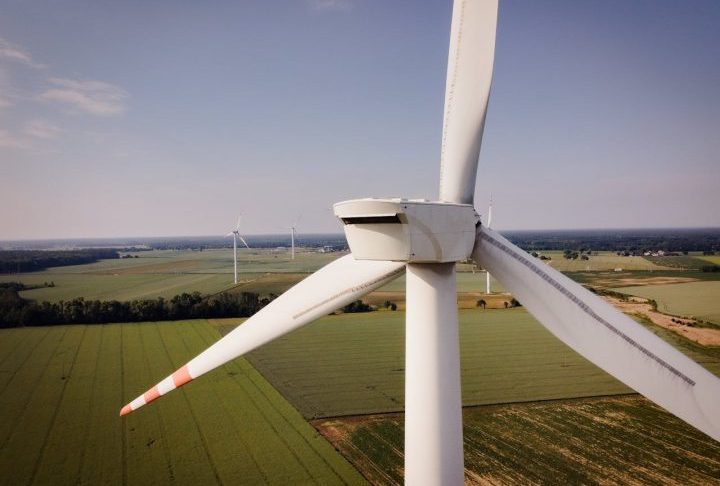 Nos últimos anos, o avanço das fontes renováveis aumentou a preocupação de governos e operadores de rede com o armazenamento de energia. Como parques solares e eólicos dependem das condições climáticas, tornou-se necessário desenvolver sistemas capazes de guardar excedentes produzidos em determinados horários e redistribuí-los quando o consumo aumenta.