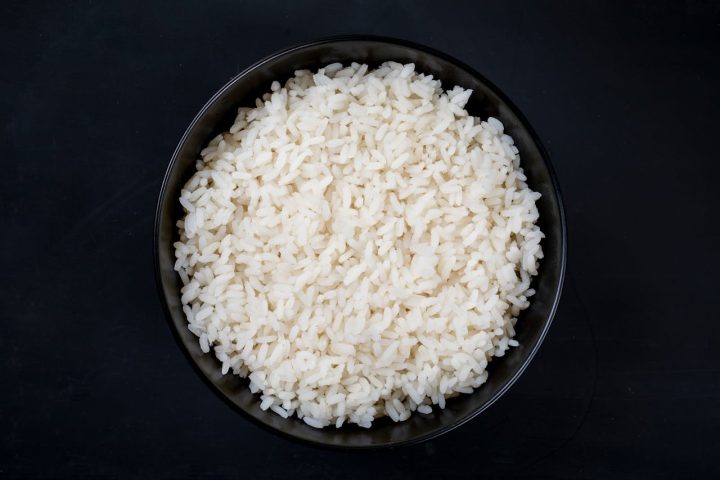 Já no caso da digestão, Sívori afirmou que o arroz branco está entre os alimentos mais fáceis de processar pelo organismo, contrariando a percepção de muitas pessoas que enxergam os carboidratos como vilões. “E o que estou dizendo sobre o arroz também se aplica ao macarrão. Porque, com esses dois alimentos, o grande problema são os acompanhamentos, ou seja, queijo, molhos e carnes processadas”, concluiu. 