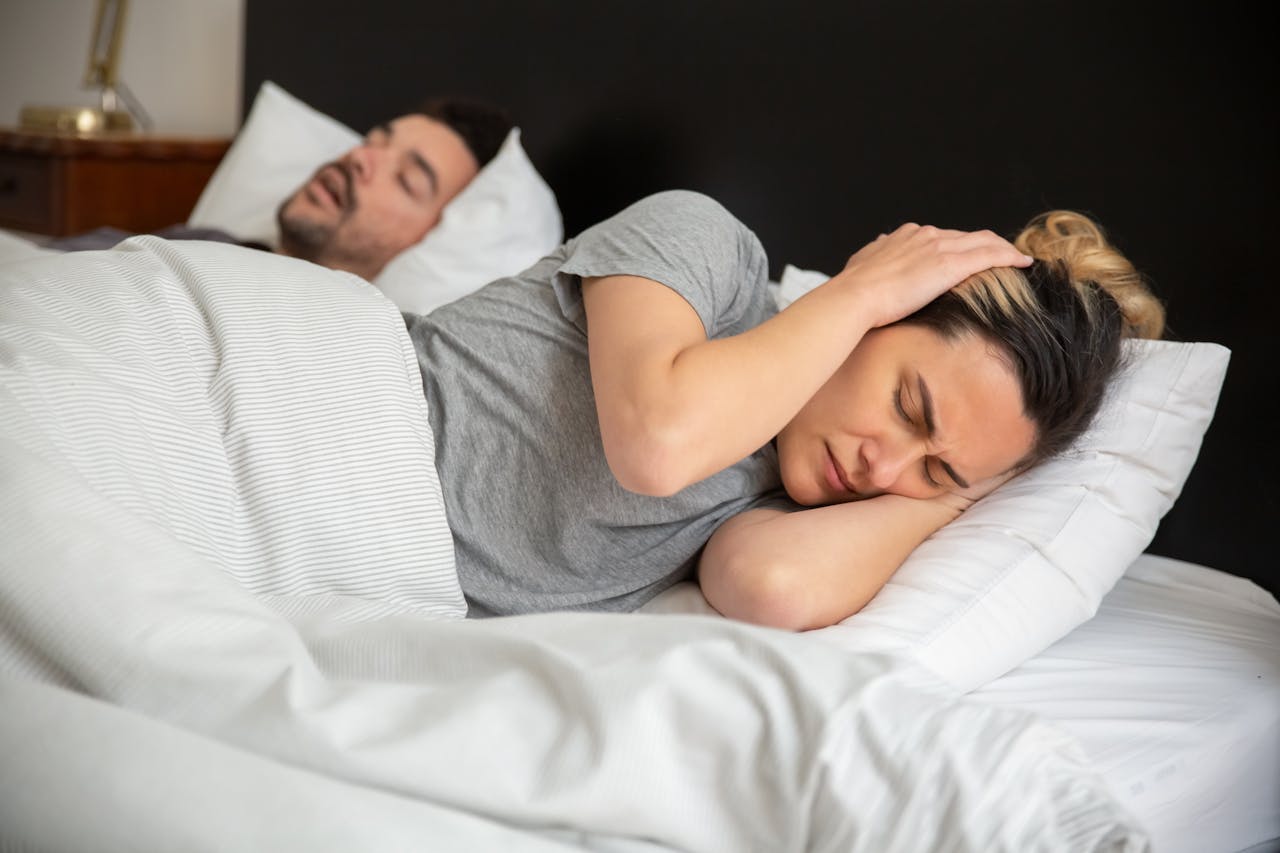 A redução do ruído ajuda o cérebro a permanecer em estados mais profundos de descanso, o que favorece a recuperação física e mental durante a noite. Estudos sobre qualidade do sono indicam que sons constantes, mesmo de baixa intensidade, podem provocar microdespertares e prejudicar o ciclo natural do organismo. Nesse contexto, os tampões funcionam como barreiras capazes de suavizar ruídos externos e criar uma sensação maior de tranquilidade.