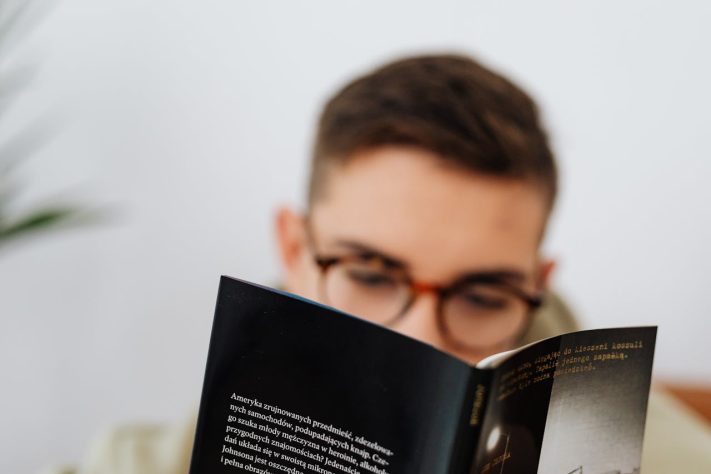 Homem lendo livro – Pexels/kaboompics.com
