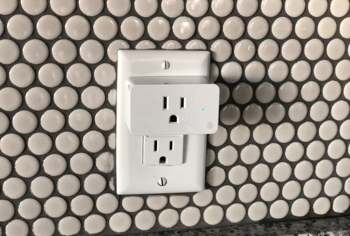 Por isso, a recomendação é retirar esses aparelhos da tomada imediatamente após o uso. Já equipamentos mais modernos costumam oferecer mecanismos adicionais de segurança. Air fryers e micro-ondas, por exemplo, permanecem conectados sem apresentar grandes riscos quando estão desligados e fora de operação. Ainda assim, o ideal é continuar evitando conexões desnecessárias por longos períodos, principalmente em regiões sujeitas a oscilações elétricas e descargas atmosféricas.