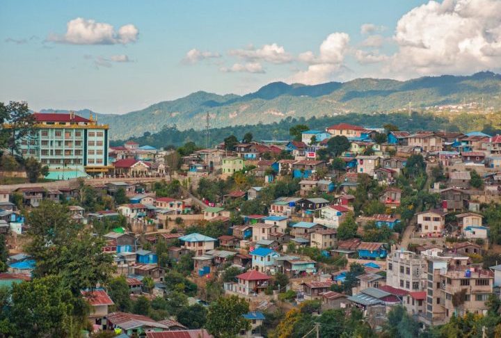 As estradas sinuosas que levam até Mogok atravessam montanhas e vales isolados, fator que contribuiu para o desenvolvimento de uma cultura bastante própria ao longo dos séculos. Outro aspecto marcante envolve a arquitetura simples das casas locais, muitas construídas em madeira e adaptadas ao relevo acidentado.