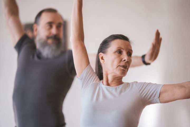 O estudo, publicado no Journal of the American College of Cardiology, acompanhou 216 adultos com mais de 40 anos, todos com pressão arterial classificada como hipertensão estágio 1. Os participantes foram divididos em grupos que realizaram caminhada rápida, exercícios feitos por conta própria e sessões regulares de baduanjin. Durante um ano, os pesquisadores avaliaram mudanças na pressão arterial sistólica por meio de medições contínuas e exames clínicos.