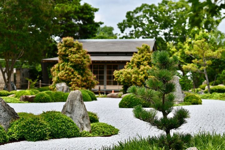 Em muitos casos, a areia rastelada simboliza o movimento da água, enquanto pedras maiores representam montanhas ou formações rochosas. Além disso, o visual minimalista dos jardins zen chama atenção pela simplicidade e pela sensação de equilíbrio que transmite. Diferentemente de jardins exuberantes e repletos de flores coloridas, o karesansui valoriza espaços limpos, poucos elementos e organização precisa. -  (crédito: Pexels/Nelson Cartagena)