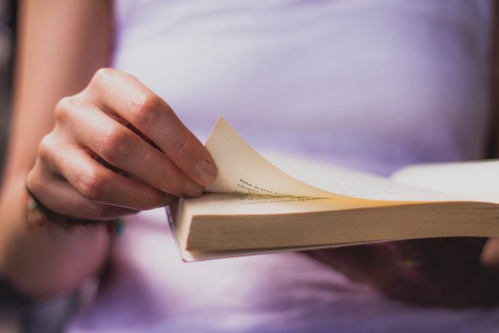 Pessoa lendo um livro físico – Pexels/Nubia Navarro (nubikini)