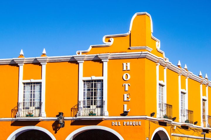 Além da arquitetura singular, a cidade preserva tradições maias perceptíveis no idioma yucateco falado por muitos moradores, nas celebrações religiosas e no artesanato produzido localmente. A convivência entre heranças indígenas, coloniais e contemporâneas fez com que Izamal também recebesse outro apelido bastante conhecido: “Cidade das Três Culturas”.
