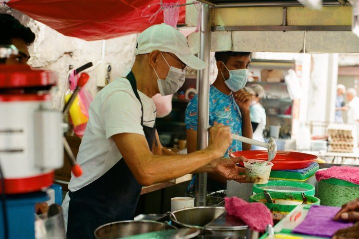 A cidade é considerada por muitos especialistas como a capital culinária da Malásia devido à enorme variedade de sabores encontrados em mercados de rua, restaurantes familiares e centros de alimentação conhecidos como hawker centres. O aroma de especiarias domina várias ruas da cidade, especialmente nos bairros históricos conhecidos como Little India e Chinatown.