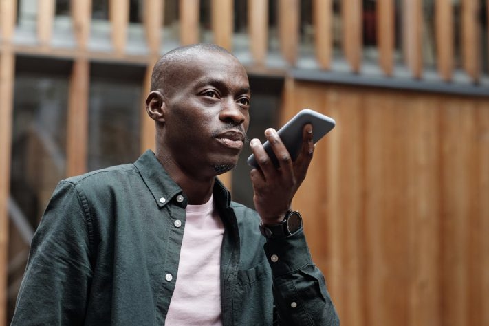 Mensagem de voz, áudio celular - Pexels/Theo Decker