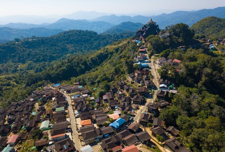 Para além do brilho das pedras preciosas, Mogok é um mosaico cultural e geográfico. A cidade fica localizada em uma área elevada, o que garante temperaturas mais amenas em comparação com outras regiões de Myanmar. Além disso, a umidade constante favorece uma vegetação exuberante, com florestas densas que abrigam espécies raras de orquídeas e uma fauna diversificada.