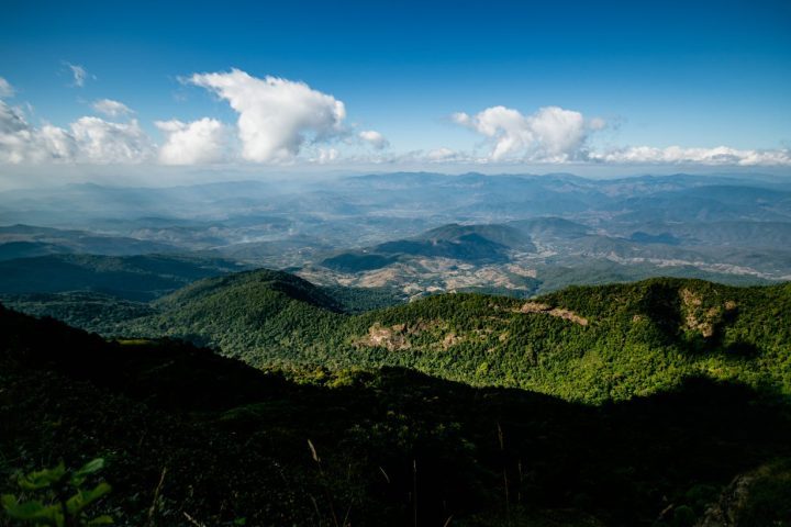 O parque nacional foi oficialmente criado em 1972 e ocupa uma extensa área montanhosa coberta por florestas densas, rios, cachoeiras e trilhas naturais. A vegetação muda conforme a altitude, criando paisagens variadas que vão desde florestas tropicais úmidas até áreas de mata constantemente envoltas por névoa. A biodiversidade local impressiona pesquisadores e visitantes, com centenas de espécies de aves, mamíferos, insetos e plantas raras.