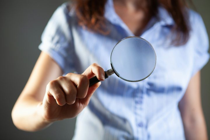 Uma das explicações possíveis está nos padrões de movimento ocular: quem percorre a cena de forma mais sistemática e ordenada tem mais chance de não deixar nenhuma área de fora, o que aumenta a probabilidade de encontrar algo pequeno ou pouco saliente.