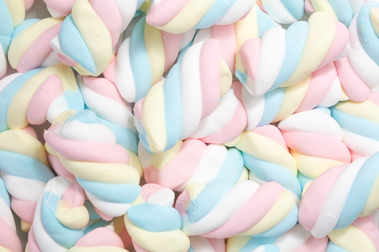 Na produção atual, o marshmallow é feito com açúcar, xarope de milho, água e gelatina, ingredientes que garantem sua textura característica. A mistura é batida até formar espuma e moldada em blocos ou cilindros coloridos. 