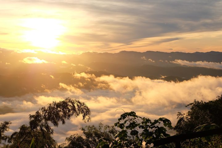 Durante a estação chuvosa, entre maio e outubro, as paisagens se tornam ainda mais verdes e as cachoeiras ganham maior volume de água. Em contrapartida, chuvas frequentes dificultam algumas trilhas. O nascer do sol no Doi Inthanon é uma experiência bastante procurada por turistas devido ao chamado “mar de nuvens”, fenômeno em que as montanhas parecem flutuar acima da névoa.