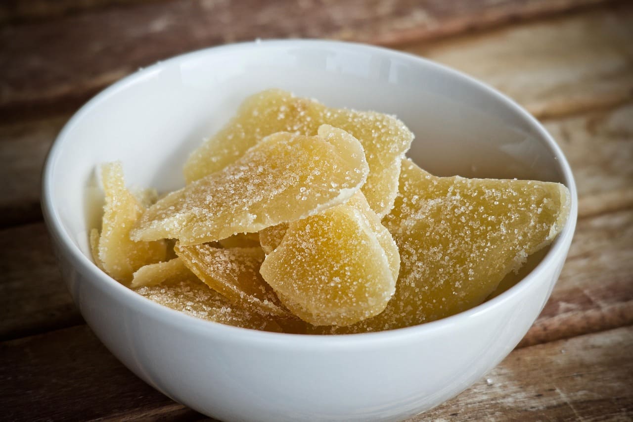 A fruta cristalizada surgiu na Europa medieval, quando o açúcar começou a ser usado como conservante em alimentos. As frutas eram cozidas em calda até absorverem o doce e ganharem longa durabilidade, tornando-se iguarias raras. Essa técnica foi difundida em conventos e cozinhas aristocráticas, reforçando seu status de luxo. No Brasil, adaptou-se às frutas tropicais e ganhou espaço em festas religiosas e populares, ampliando sua relevância cultural.