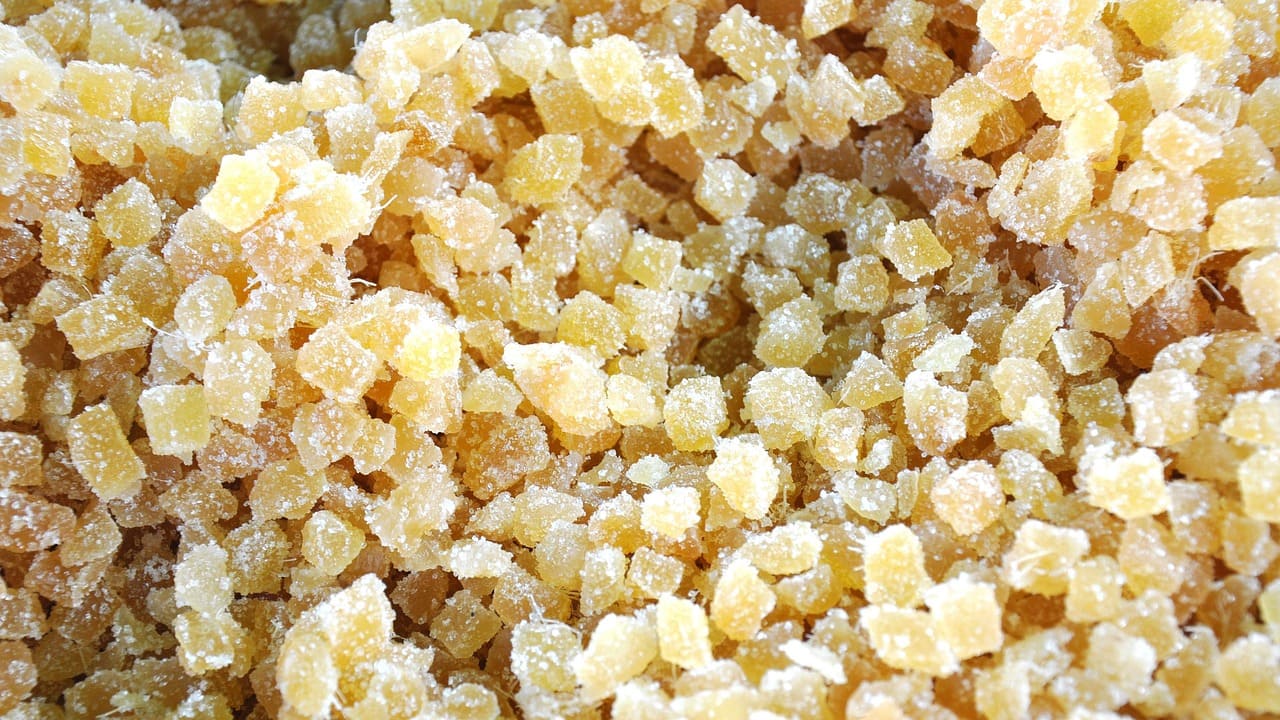 A fruta cristalizada é um doce tradicional que atravessa séculos e culturas, mantendo seu encanto até hoje. Produzida a partir de frutas frescas cozidas em calda de açúcar, ganha textura firme e sabor intenso. Sua origem remonta às técnicas de conservação usadas na Europa medieval, quando o açúcar era um ingrediente de luxo. Com o tempo, tornou-se presença em conventos, feiras e celebrações religiosas. No Brasil, chegou com os colonizadores e se adaptou às frutas tropicais, criando novas versões -  (crédito: Image by Jen? Szabó from Pixabay)