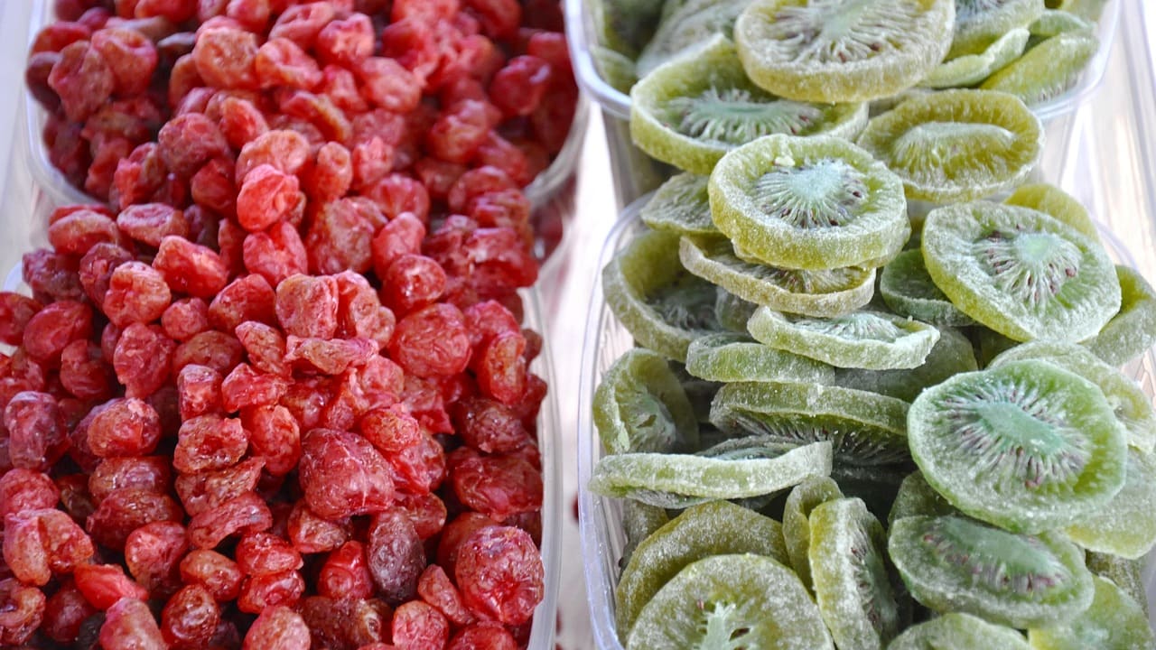 A fruta cristalizada é presença marcante em festas natalinas, usada em bolos e pães típicos como o panetone. Também aparece em celebrações religiosas e feiras populares, reforçando seu papel cultural. Sua cor vibrante simboliza alegria e abundância, tornando-se parte da memória coletiva. Essa tradição fortalece vínculos e perpetua costumes gastronômicos.