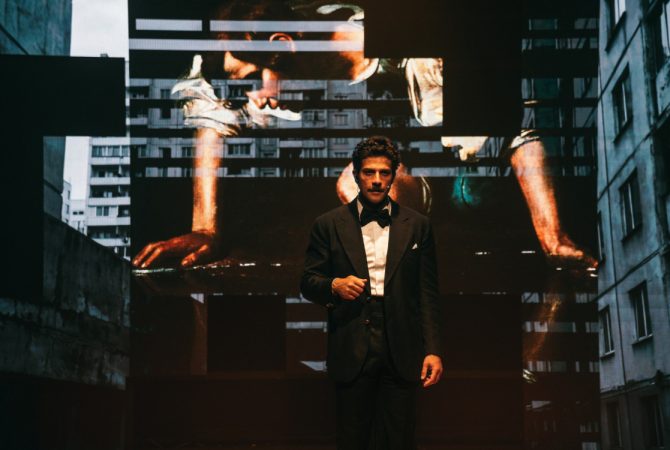 Chay Suede estreia no teatro com peça que mistura autobiografia, humor e ficção